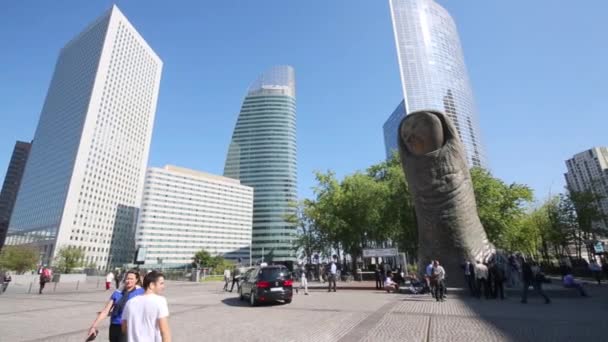 La gente camina por la plaza cerca de la escultura Giant Thumb — Vídeos de Stock