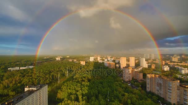 Doble arco iris sobre la zona residencial — Vídeo de stock