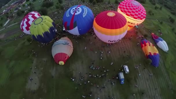 Menschen fotografieren aufgeblasene Luftballons — Stockvideo