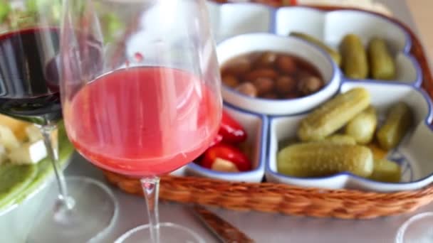 Ensaladas y bebidas en gafas de vino en la mesa servida — Vídeo de stock