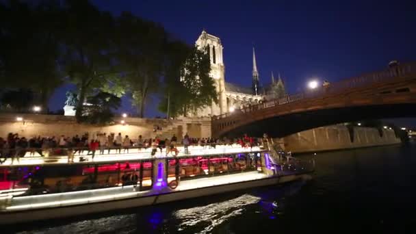 Boot drijft op Seine onder Pont au Double — Stockvideo