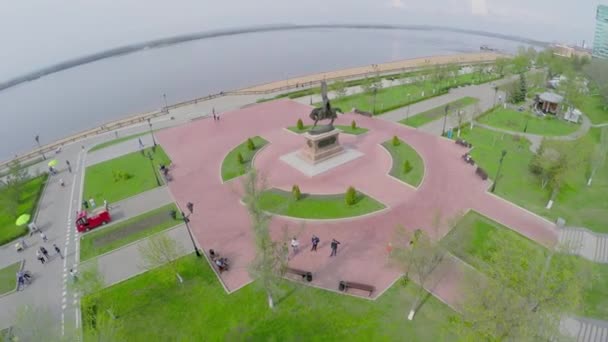 Damm mit Denkmal des Fürsten Grigori Zesekin — Stockvideo