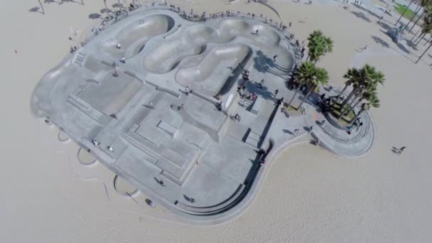 Insanlarla kaykaylar üzerinde Venice Beach Skate Park ile yolculuk. — Stok video