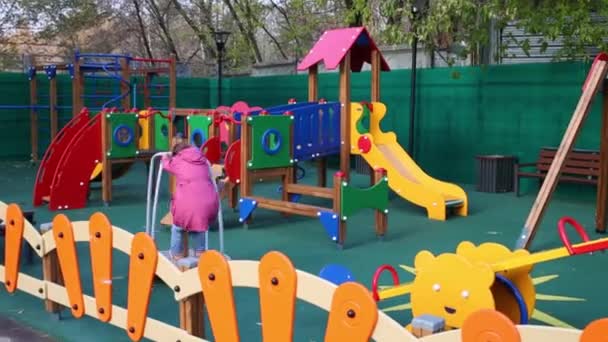 Dos niños en el parque infantil — Vídeo de stock