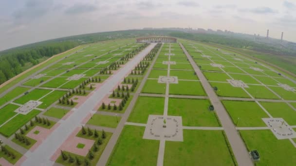 Федеральное мемориальное кладбище и городской пейзаж на горизонте — стоковое видео