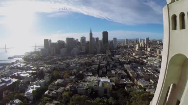 Paisaje urbano con Coit Tower en un día soleado — Vídeo de stock