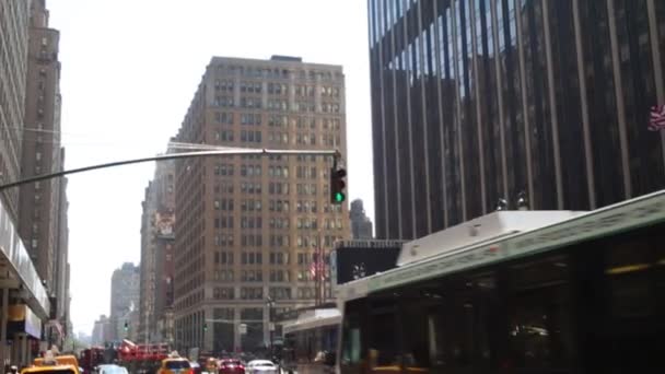 Auto's op straat met moderne gebouwen verplaatsen — Stockvideo