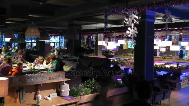 Personer som äter på restaurang lila — Stockvideo
