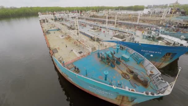 Dekken van verschillende tankers op ligplaats in de Wolga — Stockvideo