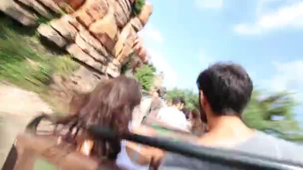 Bewegung auf Achterbahn im Grenzland des Disneylands — Stockvideo