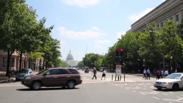 Mensen en auto's op straat met uitzicht op het Capitool in Washington — Stockvideo