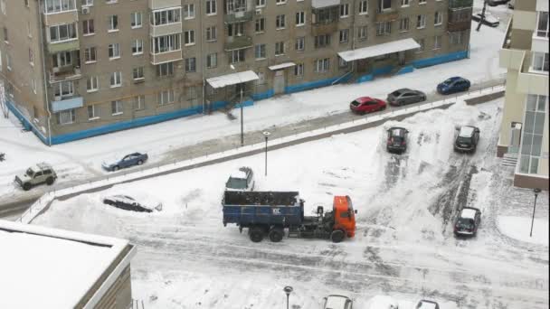 Samochód ciężarowy zwalnia kontenera w parking — Wideo stockowe