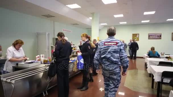 Polis kantininde insanlarda — Stok video