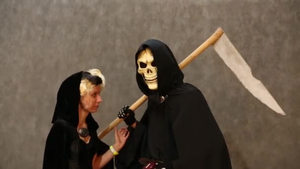 Ein Mädchen posiert mit einem als Tod verkleideten Mann bei Everycon — Stockvideo
