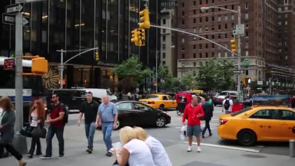 Движение по улицам Нью-Йорка — стоковое видео