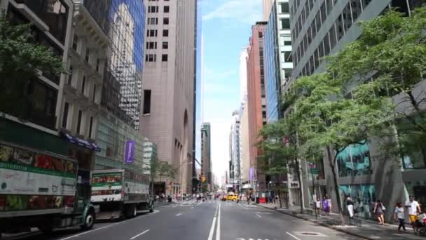 Sommar street med skyskrapor i New York — Stockvideo