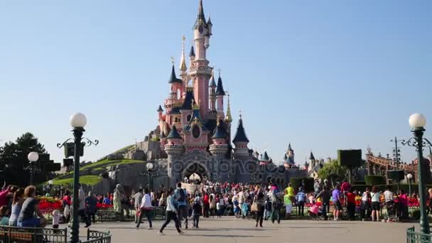 Castelo de Beleza Adormecida na Disneylândia em Paris — Vídeo de Stock