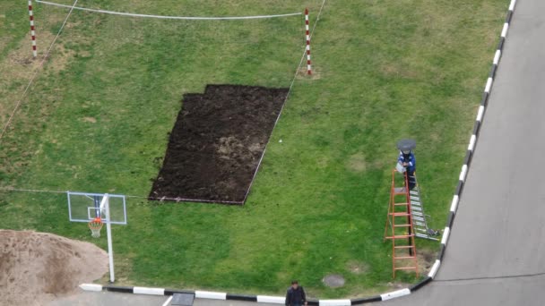 Os trabalhadores começam a cavar uma plataforma para o voleibol — Vídeo de Stock