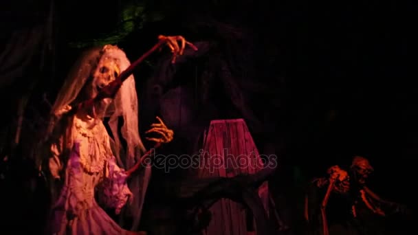 Skeletten in Phantom manor in Disneyland in Parijs — Stockvideo