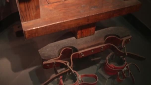 Elektrische stoel in Museum van maffia in Washington — Stockvideo