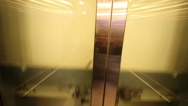 Cabine lift stoping op één van de verdiepingen — Stockvideo