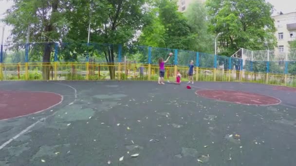 Mãe e filho brincam com bola no playground — Vídeo de Stock