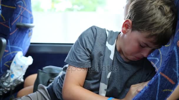 Niño adolescente sentarse en movimiento autobús — Vídeo de stock