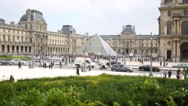 Glaspyramiden på domstolen av Napoleon i Paris — Stockvideo