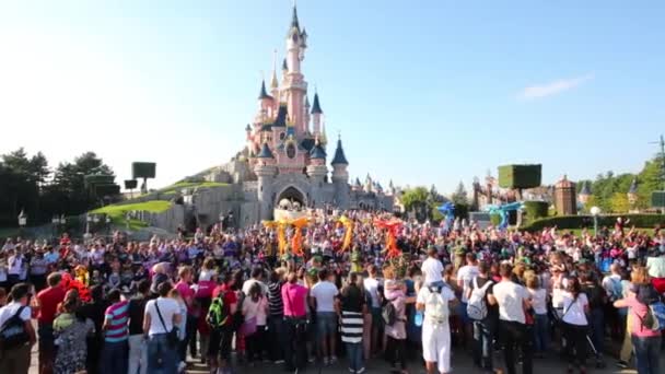 Karnevalståget och publiken på Disneyland i Paris — Stockvideo