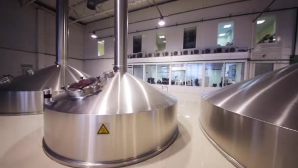 Мастерская на заводе Пивоваренной компании — стоковое видео