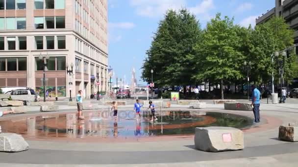 Les enfants jouent à Rings Fountain à Boston — Video