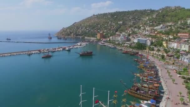 Paisaje urbano con barcos turísticos en Alania Mar Puerto — Vídeo de stock