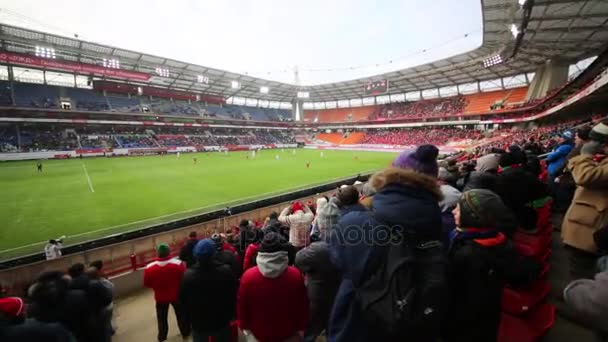 Los aficionados en el partido de fútbol en el estadio de la locomotora — Vídeos de Stock