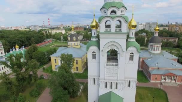 Iglesias y campanario en complejo histórico y arquitectónico — Vídeos de Stock