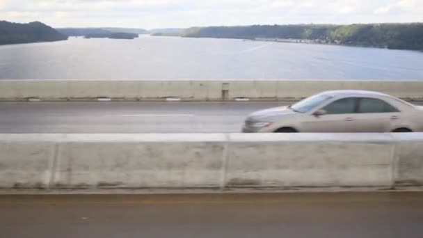 Snelle beweging van de auto op de brug — Stockvideo