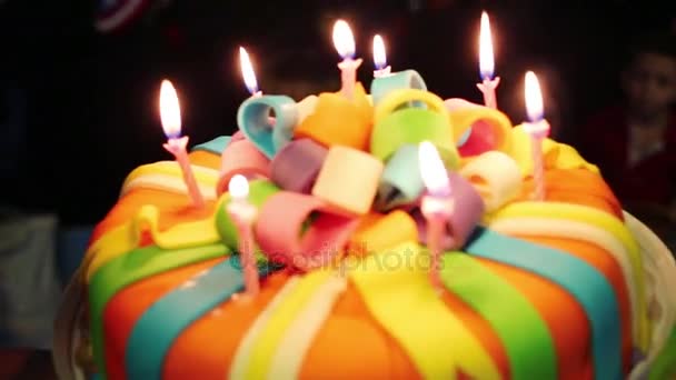 Tarta de cumpleaños con velas en las manos y los niños — Vídeos de Stock