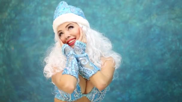 Snow Maiden poser tryckte ansiktet — Stockvideo
