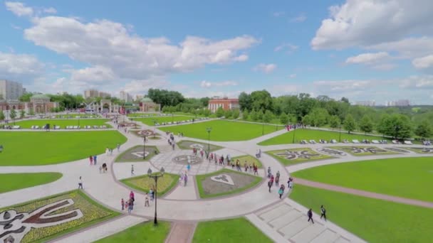 La gente camina por la plaza en el parque Tsaritsino — Vídeos de Stock