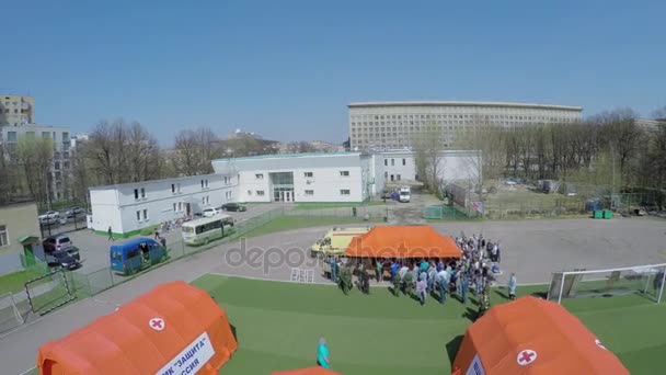 站在橙色帐篷附近的人群 — 图库视频影像