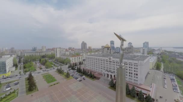 Monument de gloire contre le paysage urbain — Video