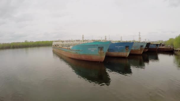 Varios petroleros en el amarradero en el río Volga — Vídeos de Stock