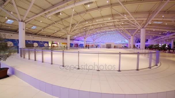 Grande pista de gelo no centro comercial — Vídeo de Stock