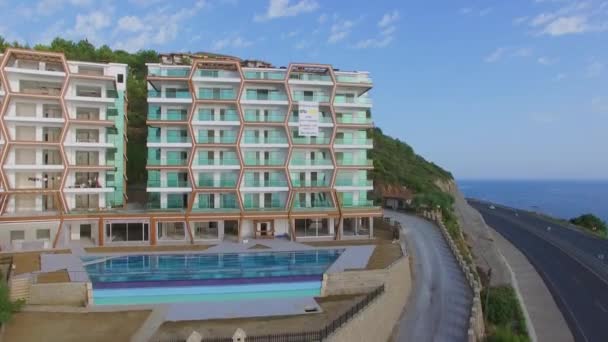 Auta jezdí po dálnici nedaleko hotelu Utopia World — Stock video