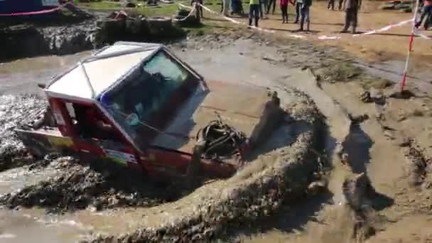 Jeep verlaat vuile plas in off-road competitie — Stockvideo