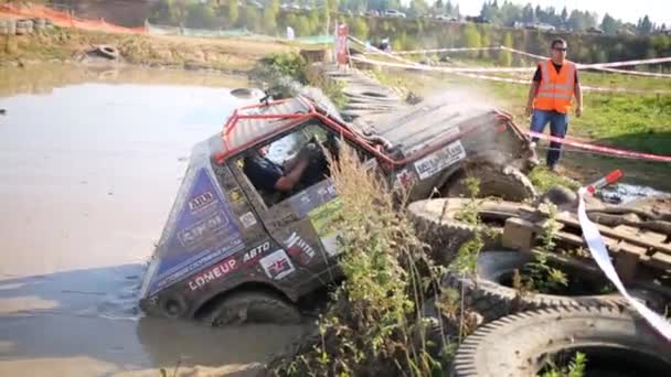 Vuile Suv in off-road concurrentie te slepen — Stockvideo