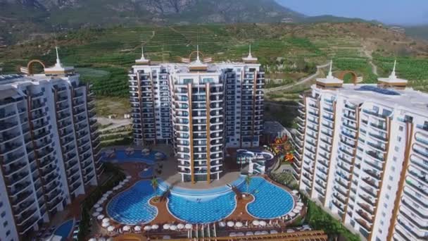 Hotel Azura Park con piscina y parques infantiles — Vídeos de Stock