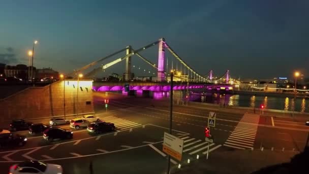 Autos fahren über Krimbrücke und Böschung — Stockvideo