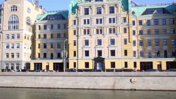Красивые здания рядом с набережной и мостом в Москве — стоковое видео