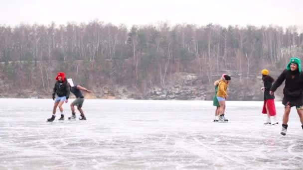 Les gens patinent sur la patinoire en hiver — Video