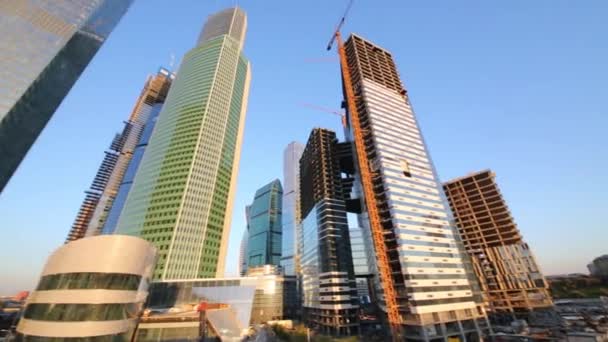 Höga skyskrapor under konstruktion — Stockvideo
